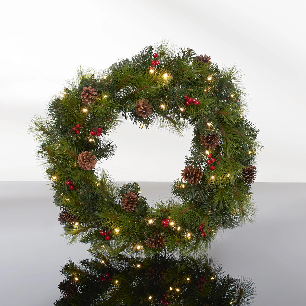 30'' Cordless Pre-Lit Indoor/Outdoor Wreath - Image 3