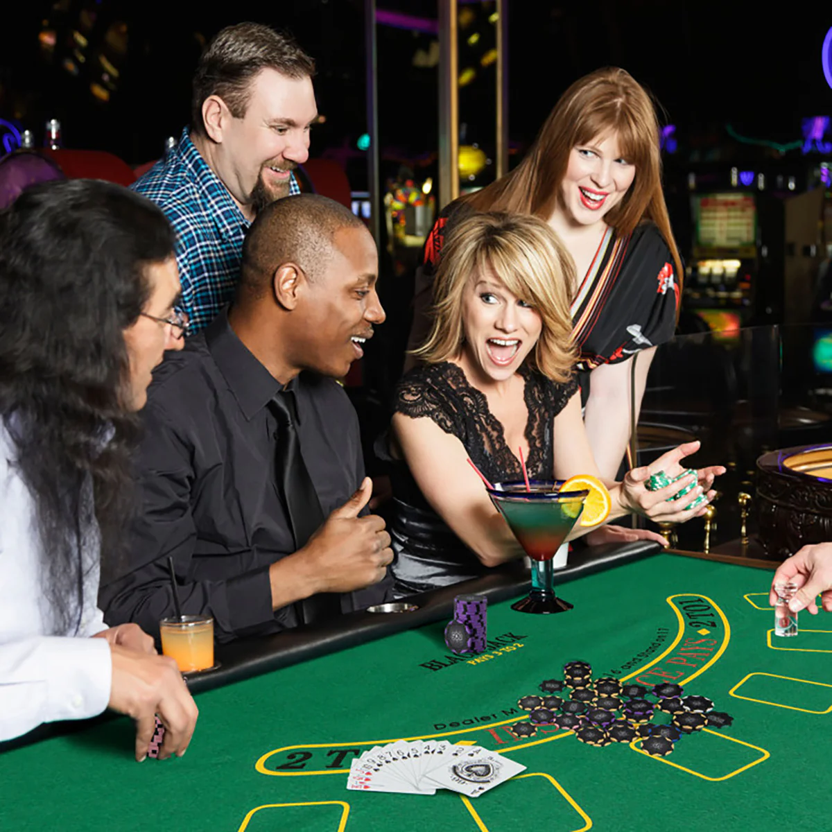 600-Piece Poker Chip and Game Set - Image 2