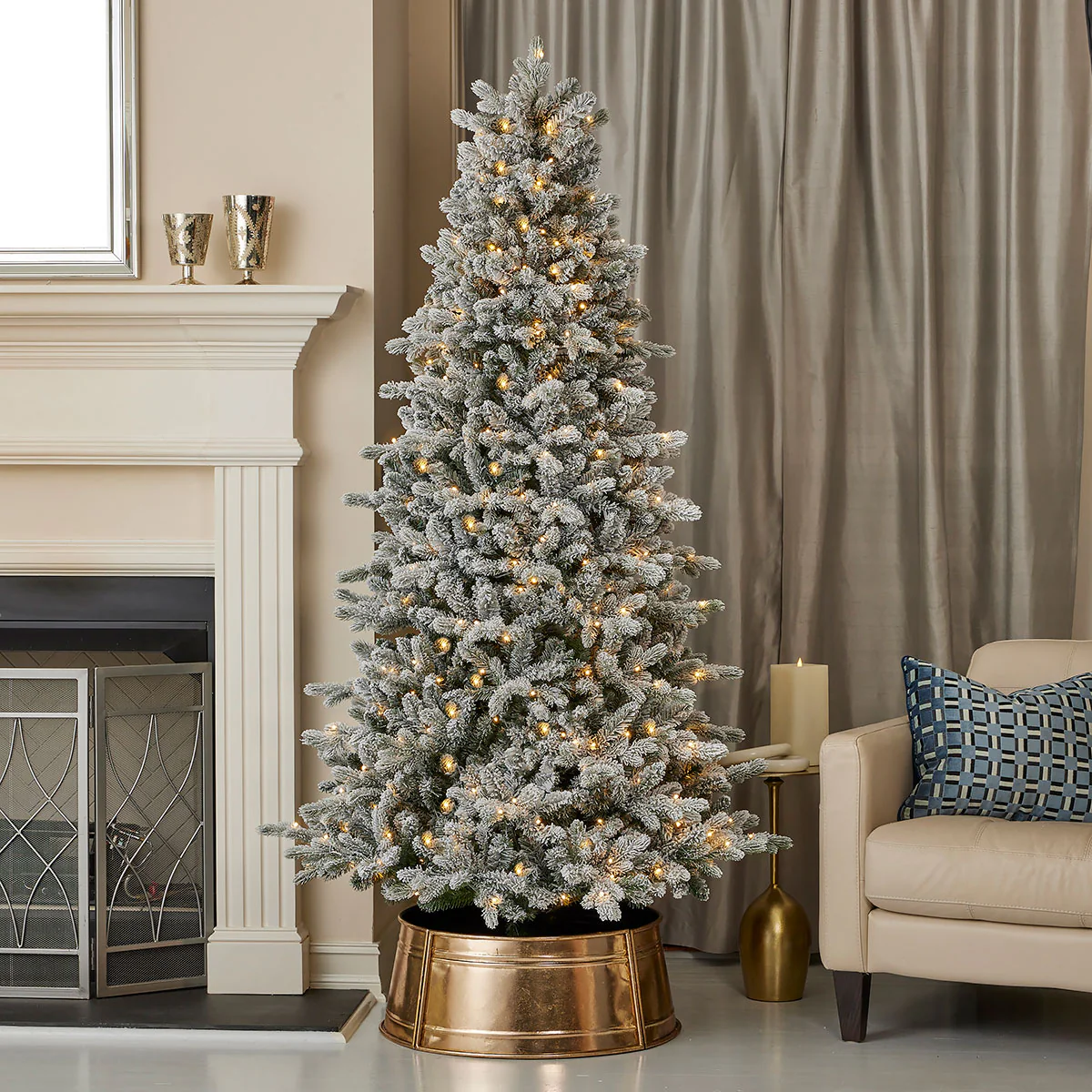 Flocked Palmetto Pine Christmas Tree - Image 7