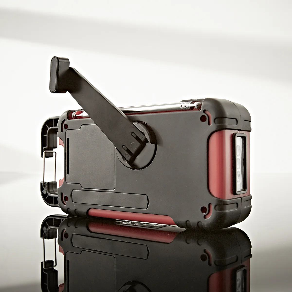 Emergency Solar Hand Crank Radio by Sharper Image - Image 3