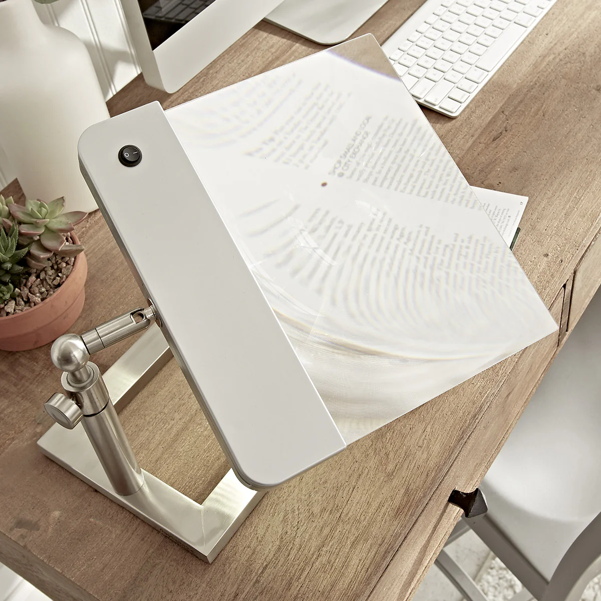 Full-Page Cordless Desk Magnifier - Image 3