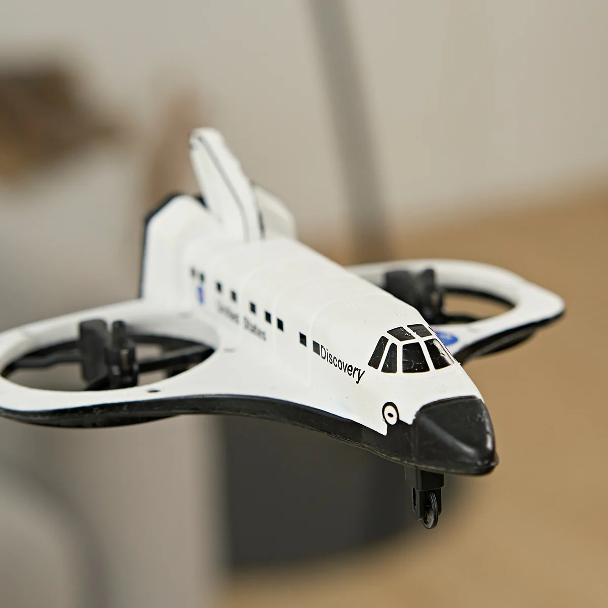 Smithsonian RC Space Shuttle Discovery Drone - Image 2