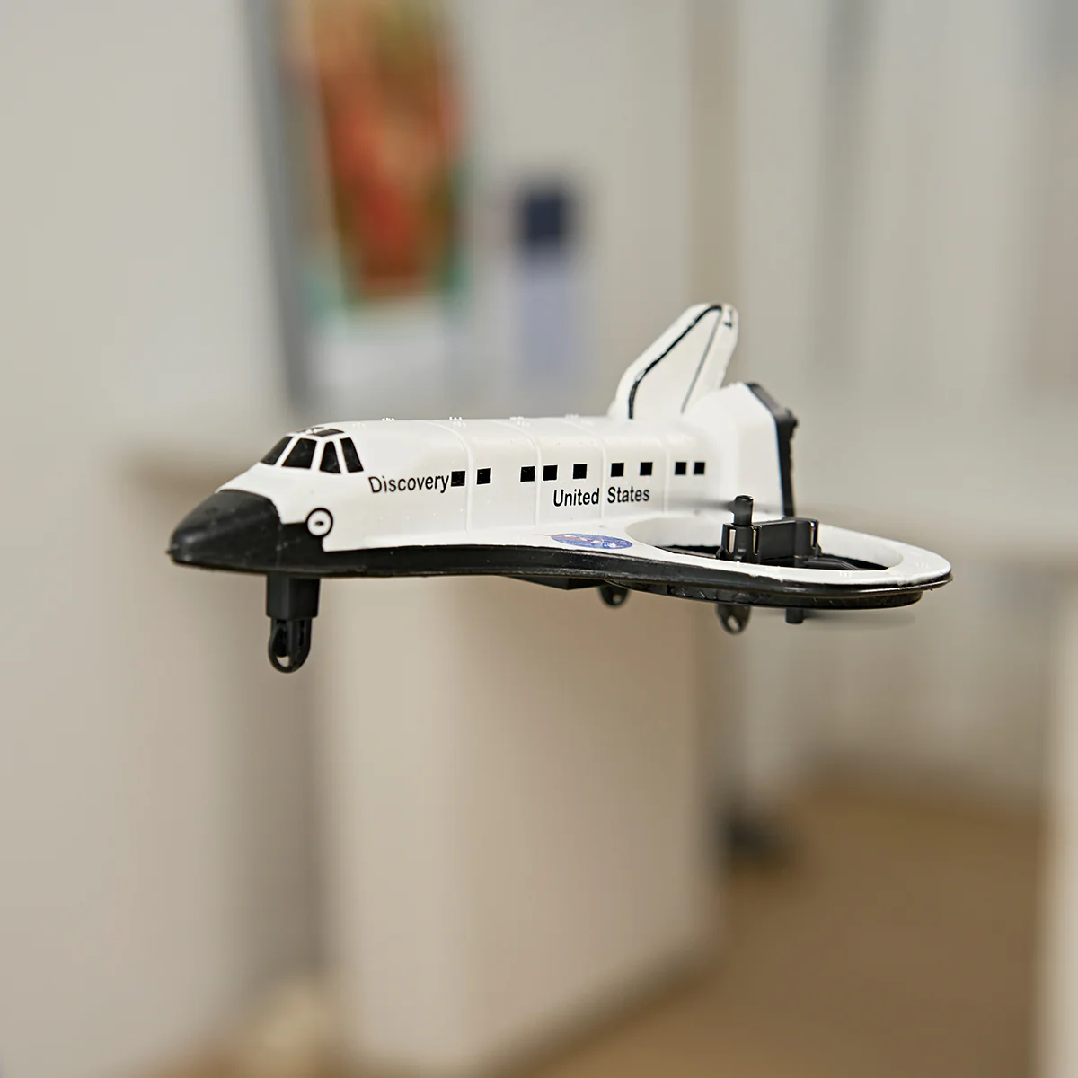 Smithsonian RC Space Shuttle Discovery Drone - Image 5